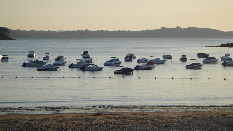 Playa de Cabanas con barcos