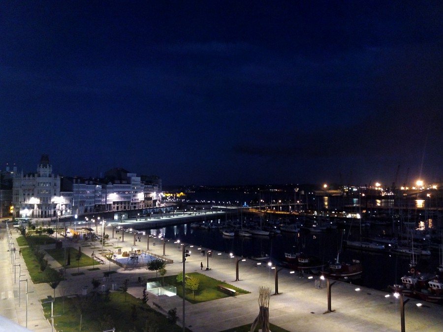 A Coruña. La Dársena desde las galerías